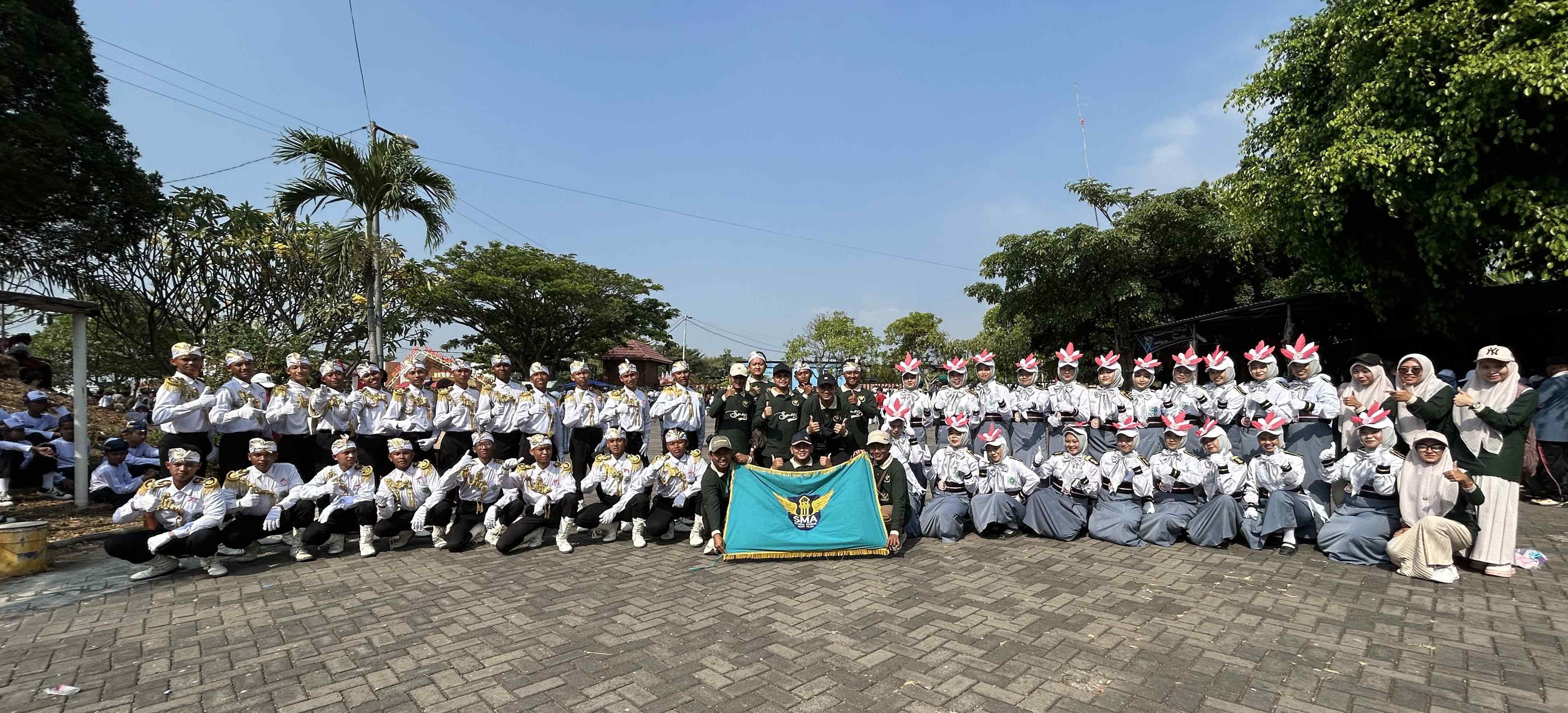 SMAGO NURIS Berkontribusi dengan Menampilkan Kreasi yang Unik dalam Semarak HUT-RI ke-81 di Pungging